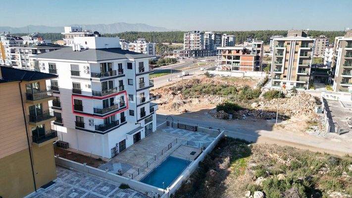 Flat in a Complex with Pool Near Antalya City Hospital in Kepez