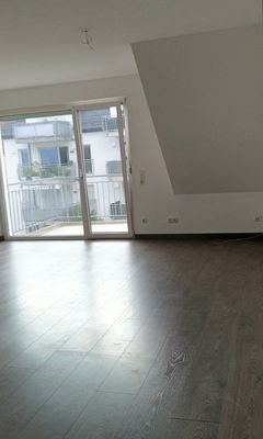 Wohn-/Esszimmer mit Balkon