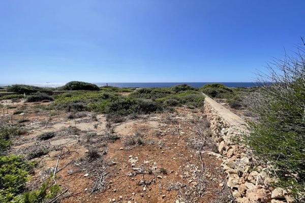 Wunderschönes Investitionsgrundstück in erster Meereslinie, Meerblick, in Binidali, Menorca.