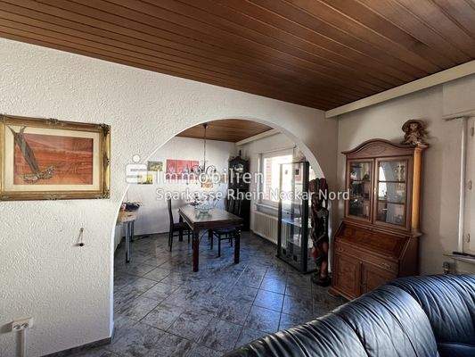 Esszimmer mit Fliesenboden, Fenster, Holzdecke