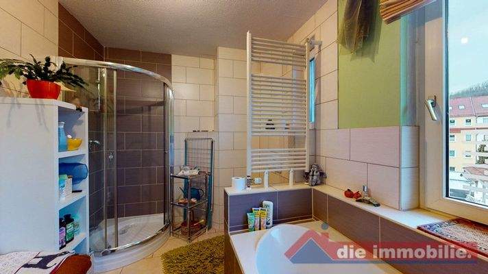 Weiteres Badezimmer mit Dusche bzw. Wanne und Fenster