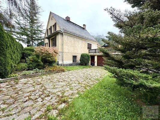 Außenansicht mit Toreinfahrt