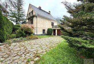 Außenansicht mit Toreinfahrt