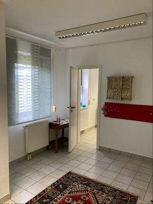 separate Büro / Praxisfläche im Erdgeschoss mit diversen Einzelräumen & Sanitärbereich