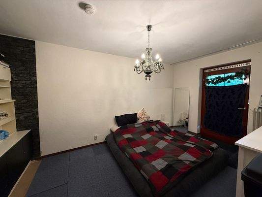 Schlafzimmer mit Zugang zum Balkon