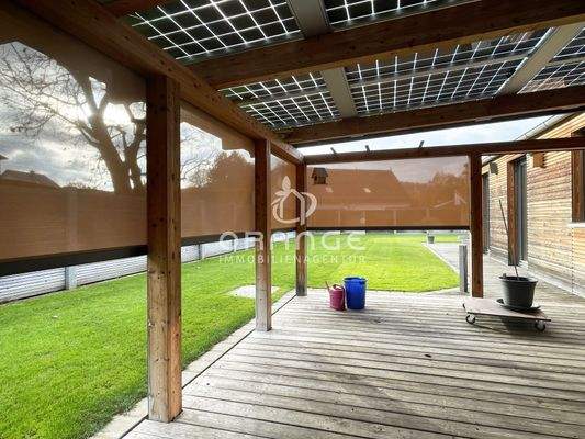 Der nach Süden ausgerichtete Freisitz, die Beschattungen sind einzeln steuerbar