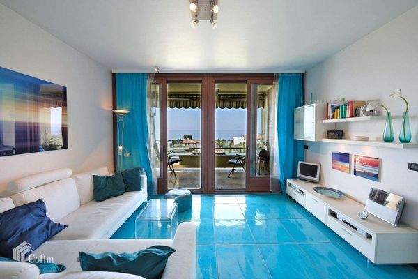 Wohnzimmer und Seeblick