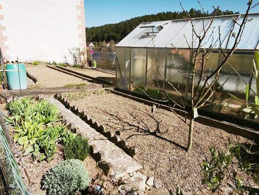 sep. Gartengrundstück mit Gewächshaus