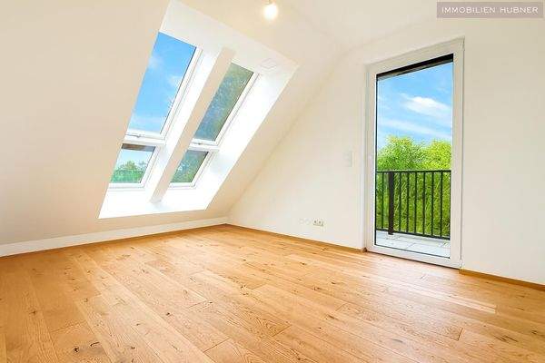 Schlafzimmer - Blick zu Fenstern und Terrasse