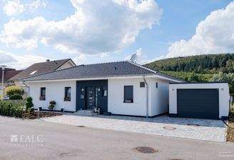 Vorderansicht mit Garage