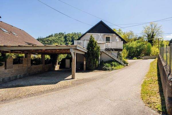 Hausansicht mit Terrasse, Garage und Carport