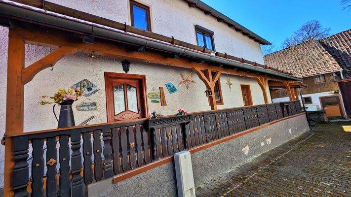 Hauseingang mit Laubengang