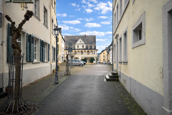 Straße vor dem Gebäude (rechts)