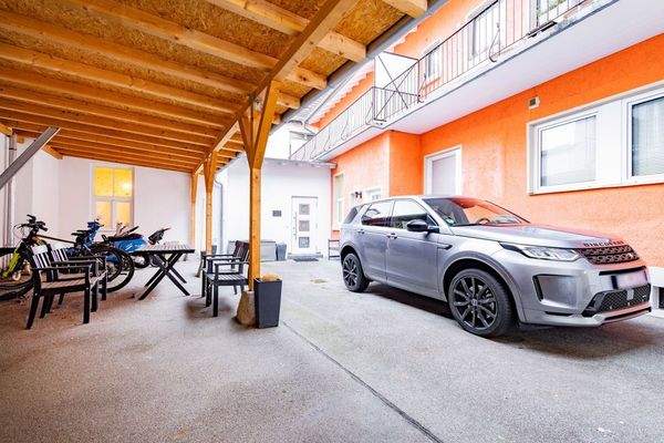 Gemeinschaftshof mit eigenem Parkplatz