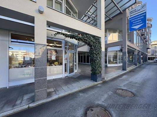 neben Zugang zum Ärztezentrum