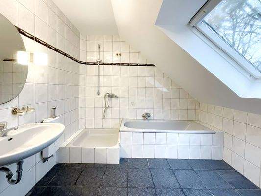 mit Badewanne und Dusche