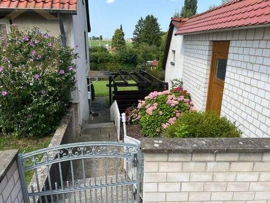 Durchgang Anbau und Haus