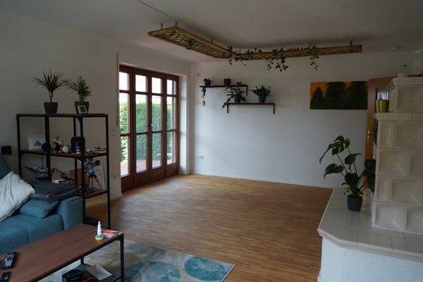 Wohnzimmer mit Zugang zur Terasse.JPG