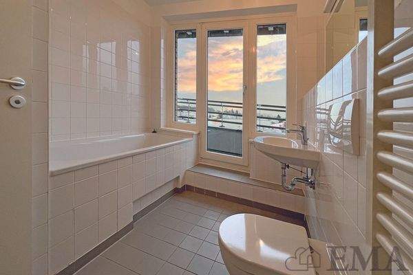 Badezimmer mit Balkon…