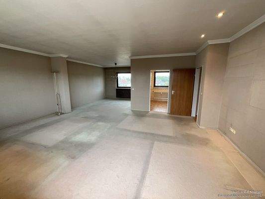 Blick auf den Wohn- und Essbereich und auf die Küche