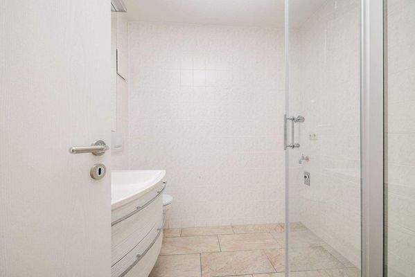 Badezimmer mit Dusche