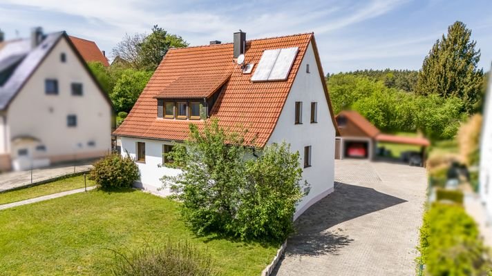 Dach mit Solarmodule zur Warmwasseraufbereitung