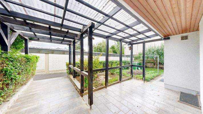 Überdachter Eingangsbereich