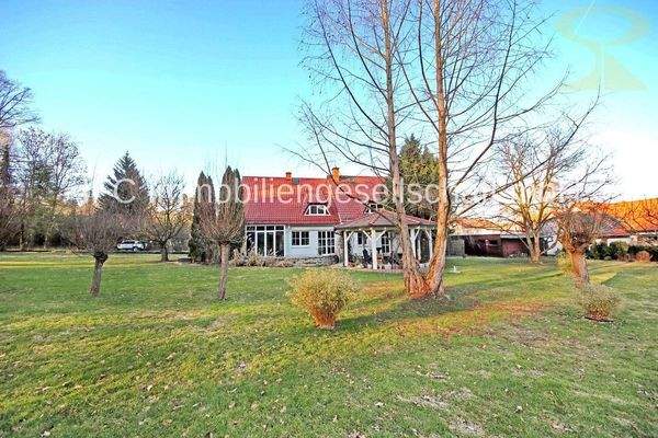 Rückansicht und Grundstück