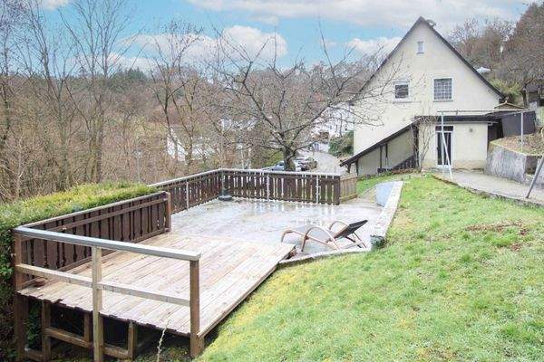 Garten mit Sitzfläche