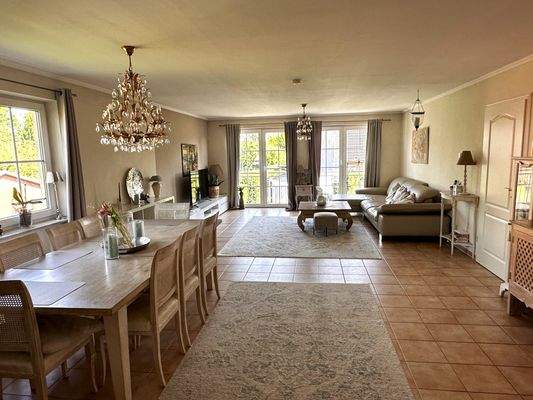 Lichtverwöhnter Wohn- und Essbereich