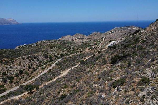 Kreta, Kokkino Chorio: Ruhiges Hanggrundstück mit ewigem Meerblick zu verkaufen