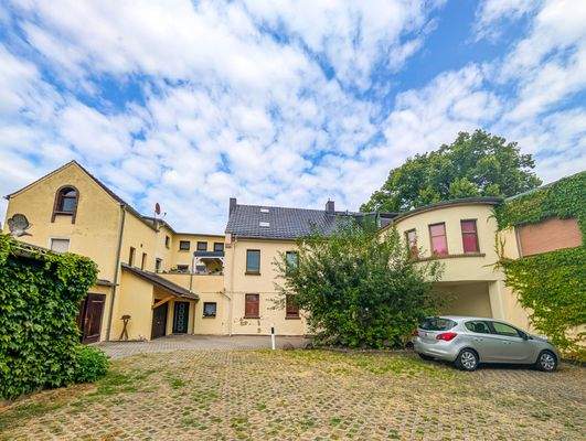 Hofansicht mit Stellplätzen