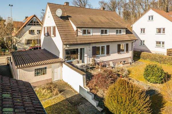 Zweifamilienhaus mit Garage