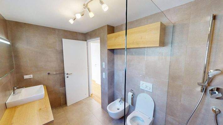 DE | Neuwertige 4-Zimmer-Maisonette in Rabland! 165 m² Garten, 2 Terrassen, Balkon, vollmöbliert, 3 Parkplätze – jetzt besichtigen! IT | Duplex 4 locali come nuovo a Rablà! Giardino 165 m², 2 terrazze, balcone, arredato, 3 posti auto – visita ora! EN | Li