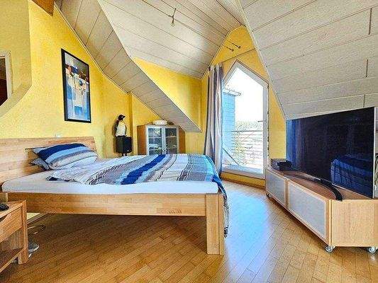 Schlafzimmer mit Zugang zum kleinen Balkon