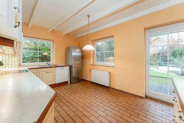 Küche mit Zugang zur sonnigen Terrasse und in den Garten