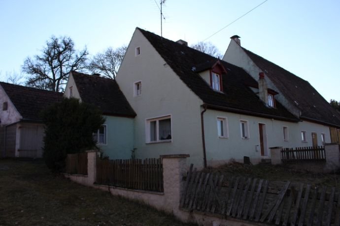 Ehemaliges Bauernhaus mit Wirtschaftsflächen, Scheunen, Stallungen und Garagen