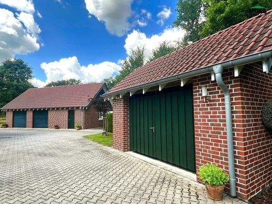 Schuppen und Doppelgarage