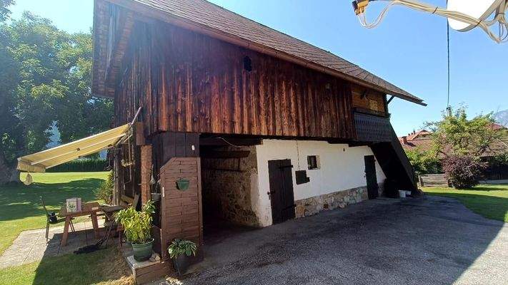 Nebengebäude + KFZ Parkplatz