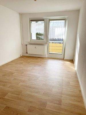 Wohnzimmer mit Balkon.jpg