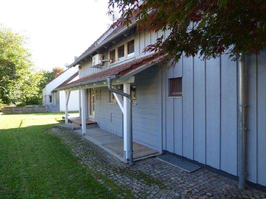 Überdachte Keller-Aussentreppe