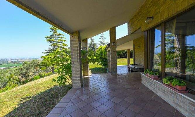 Elegante Villa mit Meerblick in der bezaubernden Hügellandschaft der Marken