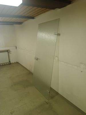 Leerer Raum mit Tür