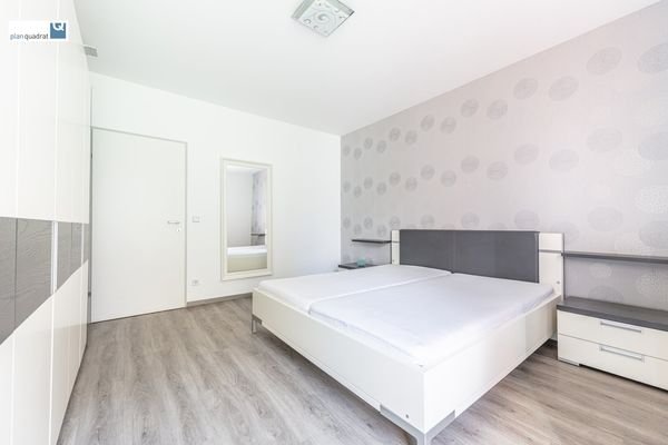Zimmer 1 (gem. Grundriss-Skizze; ca. 17,20 m²)
