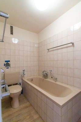 Badezimmer Wanne und WC