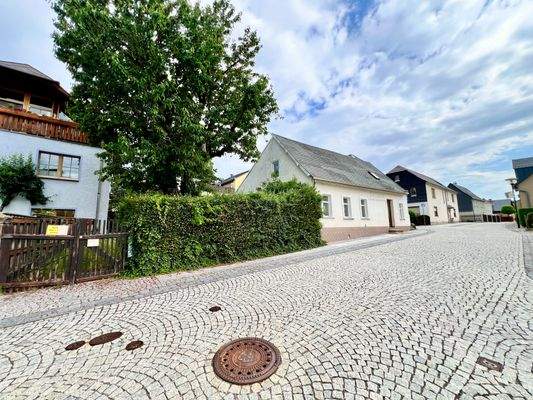 Ansicht mit Einfahrt