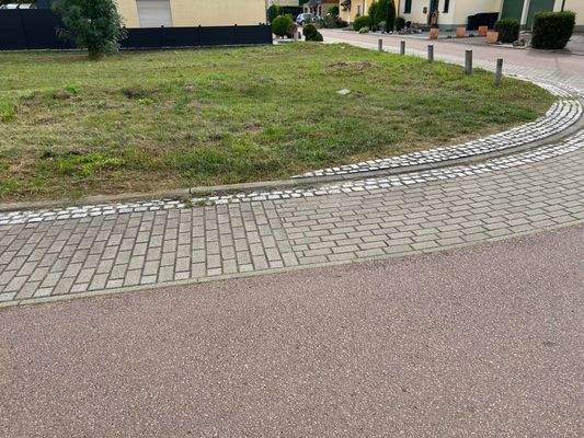 Fußweg entlang des Grundstücks – ruhige und gut zugängliche Lage