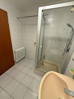 Masterbad mit Badewanne u. Dusche