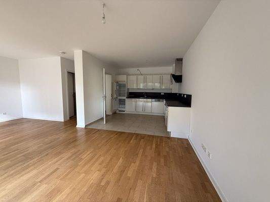 Wohnzimmer mit Blick zur offenen Küche