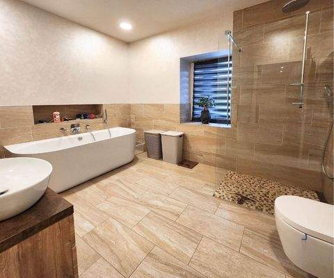 OG rechts großzügiges Tageslicht-Bad mit freistehender Badewanne und Walk-In Dusche